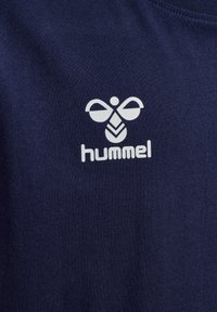 Mørkeblå t-shirt lavet af blødt stof med en fremtrædende hvid logo med et bi-design og ordet "hummel" under.