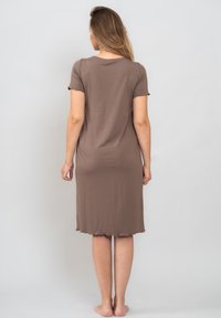 Hnědress s krátkým rukávem, kulatým výstřihem, délky ke kolenům a s vlnkovanými okraji, vyrobený z jemné, hladké tkaniny.