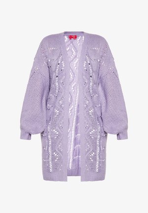 Cardigan in magenta lavorato a maglia con una vestibilità ampia. Presenta motivi a rete, maniche a palloncino e orlo dritto. Nessuna chiusura o tasche visibili.