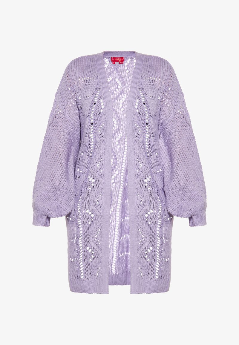 Laza illatoslila kardigán, amely nyitott mintákkal, ballonujjakkal és egyenes aljjal rendelkezik. Nincsenek látható záródások vagy zsebek.
