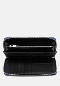 Portefeuille en cuir noir avec des bordures bleues, fermeture zippée, multiple emplacements pour cartes, un compartiment zippé et une doublure intérieure lisse.