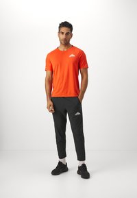 Nike Performance SOLAR CHASE - Športne majice - cosmic clay/summit white