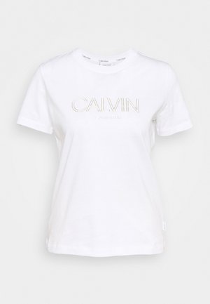 Weißes T-Shirt mit kurzen Ärmeln, auf der Vorderseite in der Mitte mit dem großen, umrandeten Schriftzug "CALVIN" und dem kleineren Text "Calvin Klein" darunter.