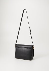 Sac bandoulière en cuir noir avec une texture lisse, de forme rectangulaire et une sangle réglable. Présente des accents en métal doré.