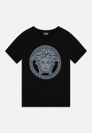 T-shirt noir à manches courtes avec un grand emblème gris représentant une tête de Méduse entourée d'un motif clé grec au centre avant.