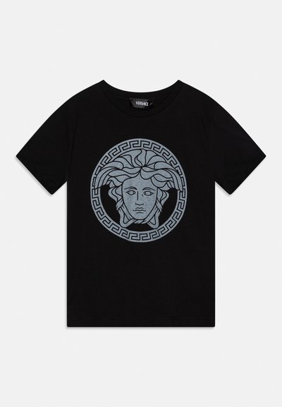 T-shirt nera a maniche corte con un grande emblema grigio della testa di Medusa circondato da un motivo a chiave greca al centro davanti.