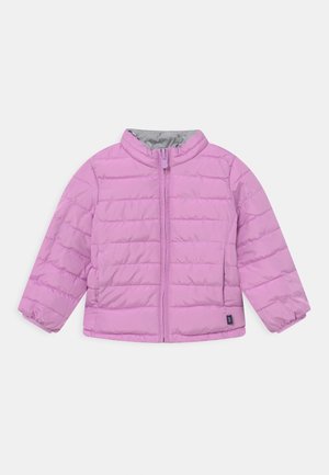 Roze pufferjack met gestikte horizontale lijnen, een hoge kraag en een voorrits. Grijze binnenvoering, lange mouwen met elastische cuffs.