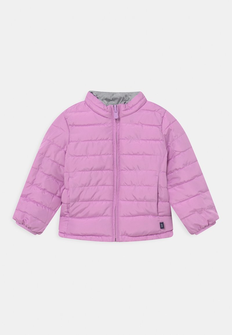 Růžová nafukovací bunda s prošívanými horizontálními pruhy, vysokým límcem a předním zipem. Šedá podšívka, dlouhé rukávy s elastickými manžetami.