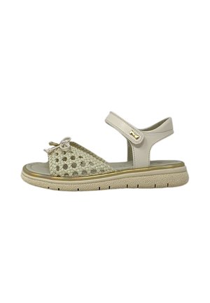 Sandal beige chiaro con texture intrecciata, cinturino regolabile e suola imbottita; presenta delicati dettagli dorati e una suola in gomma flessibile.
