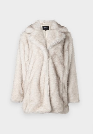 Világos bézs színű műszőrme kabát, plüss textúrával, nyitott elülső résszel és bemetszett gallérral. Laza szabású, középméretű ujjakkal rendelkezik.