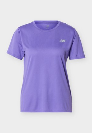 Fialové športové tričko s krátkym rukávom, okrúhlym výstrihom a malým reflexným logom New Balance na hrudi.