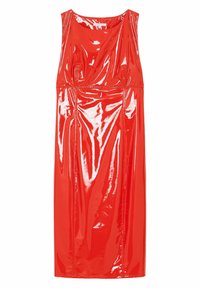 Robe rouge sans manches en matériau brillant. Dotée d'un design croisé avec des coutures visibles et une coupe droite jusqu'au genou.