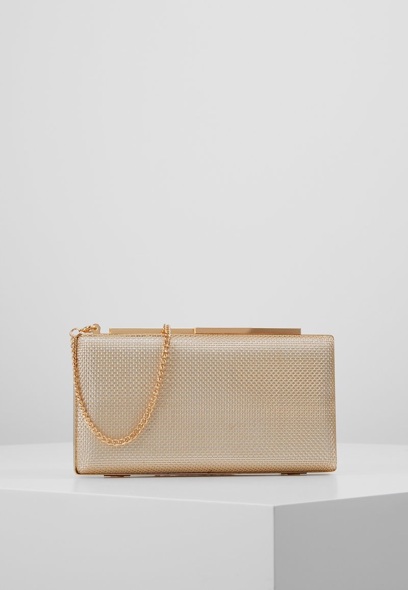 Clutch bag in rete dorato con forma rettangolare, cintura a catena e design a guscio rigido. Presenta una superficie texturizzata e accenti metallici.