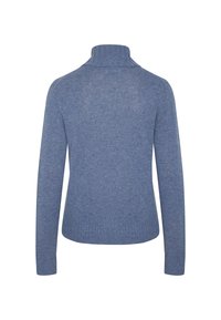 Vista posteriore di un maglione blu a collo alto in maglia con maniche lunghe e polsini e orlo a coste.