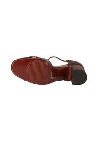 Sandal con tacco in pelle marrone, caratterizzata da un'apertura della punta, cinturini testurizzati e una soletta decorata. La suola è liscia con un design a grip circolare.