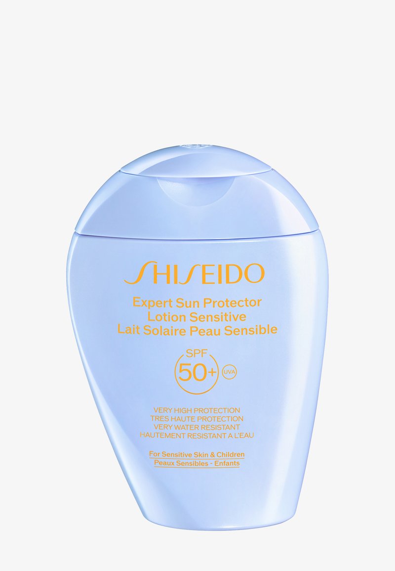Flacon de lotion Shiseido Expert Sun Protector bleu clair avec FPS 50+, pour peaux sensibles et enfants, très haute protection et résistant à l'eau.