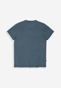 Ein einfarbiges blaues Kurzarm-T-Shirt mit Rundhalsausschnitt, flach ausgelegt, mit der Rückseite nach oben auf einem weißen Hintergrund.
