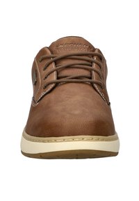 Zapatillas impermeables marrones con textura suave, punta redonda, costuras blancas y suela beige. Diseño con cordones y ojales de metal, además de detalle con el logo.