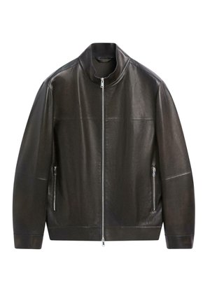 Sort læderjakke med stående krave, lynlås foran og to sidelommer med lynlås, lagt fladt ud på en hvid baggrund.