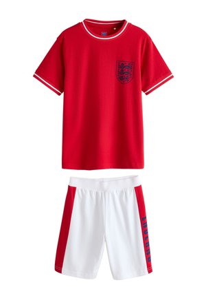 Rotes T-Shirt mit kurzen Ärmeln, weißem Besatz und England-Emblem, kombiniert mit weißen Shorts mit roten Seitenpaneelen und dem Text "ENGLAND".