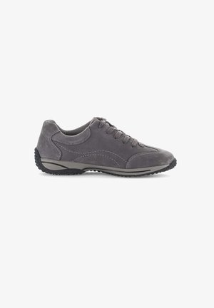 Grijze suède sneakers met een laag profiel, ronde neus, vetersluiting, contrasterende stiksels en een rubberen zool met textuur voor grip.