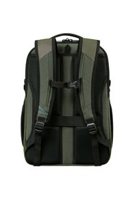 Grüner Mehrfach-Panel-Rucksack mit gepolsterten Trägern, Mesh-Akzenten, verstellbarem Brustgurt und einer strukturierten Form mit einem Reißverschluss oben.