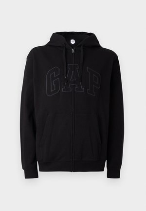 Schwarze Zip-Hoodie mit Vorderstaschen, verstellbare Kapuze und dezent geprägtem GAP-Logo auf der Brust.