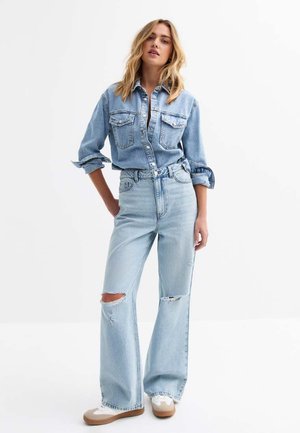 New Look LIGHT  ADALAE RIPPED WIDE LEG - Flared Jeans - pale blue