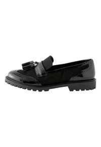 Schwarze Loafers mit Lacklederspitze und Akzenten, einem Wildlederkörper, dekorativer Brogue-Verzierung und robuster Sohle.