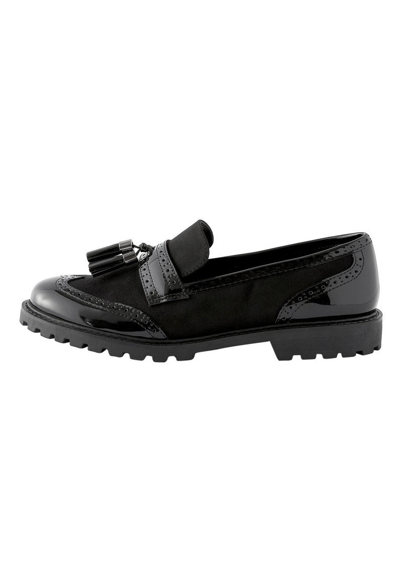 Schwarze Loafers mit Lacklederspitze und Akzenten, einem Wildlederkörper, dekorativer Brogue-Verzierung und robuster Sohle.