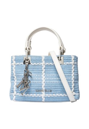 Petit sac à main tissé bleu avec couture blanche, poignées blanches, logo argenté Marc Ellis et un charme argenté avec des lettres suspendu à l'avant.