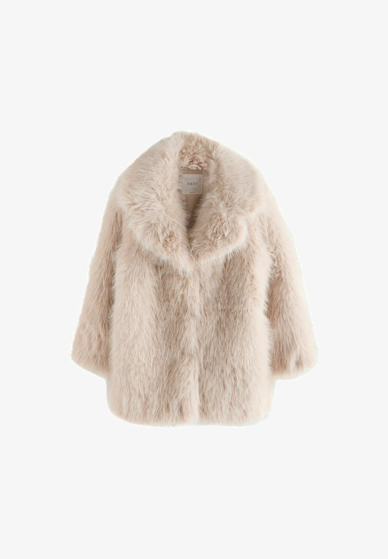 Manteau en fausse fourrure beige clair avec un large col, des manches trois-quarts et une texture douce et duveteuse sur fond blanc.