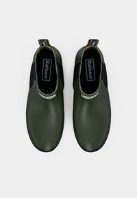 Botas de tornozelo verdes em borracha com um acabamento suave, apresentando painéis laterais elásticos pretos e uma alça com marca no calcanhar.