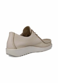 Scarpa in pelle beige con superficie testurizzata, design arrotondato e accenti marrone chiaro in contrasto; presenta una spessa suola in gomma bianca.