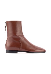 Braune Lederstiefelette mit einem schlanken Design, spitzer Zehenform und Reißverschluss auf der Rückseite; flache schwarze Sohle; glatte, glänzende Textur.