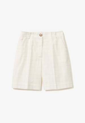 Białe szorty do kolan z delikatnym beżowym wzorem w kratę, zapinane na guzik, z szlufkami na pasek i przednimi kieszeniami.