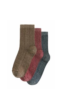 Trzy prążkowane skarpetki w kolorze brązowym, burgundowym i granatowym, ułożone na sobie na białym tle.