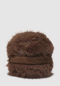 Cappello in finta pelliccia marrone con la parte superiore arrotondata, caratterizzato da una texture morbida e una fascia piatta a contrasto attorno alla base.