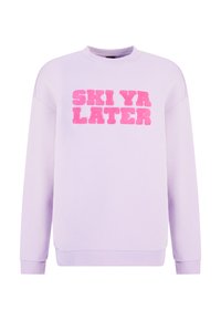 Sudadera lila con cuello redondo y mangas largas. Presenta la frase "SKI YA LATER" en letras gruesas y texturizadas de color rosa en la parte delantera.