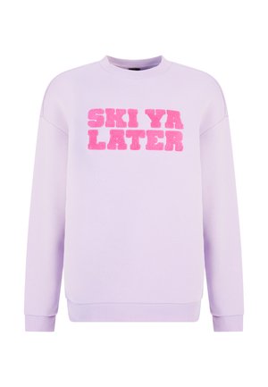 Lavendel sweatshirt met een ronde hals en lange mouwen. Voorzien van "SKI YA LATER" in vetgedrukte, textuurachtige roze letters op de voorkant.