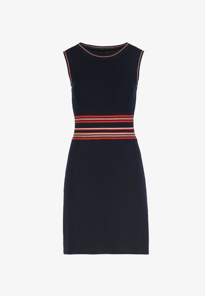 Pletené šaty v námorníckej modrej farbe s rebrovanou textúrou, s výraznými pruhmi v červenej, oranžovej a bielej farbe v páse. Bez rukávov.