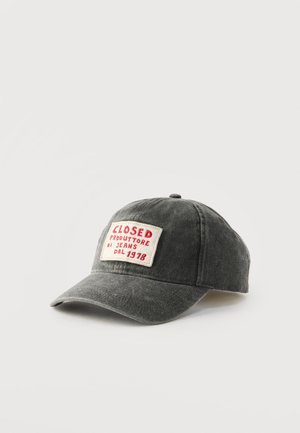 Ciemnoszara czapka z daszkiem baseballowym o zakrzywionym rondzie, z białą naszywką z przodu z napisem "CLOSED Produttore di Jeans Dal 1978" w czerwonym kolorze.
