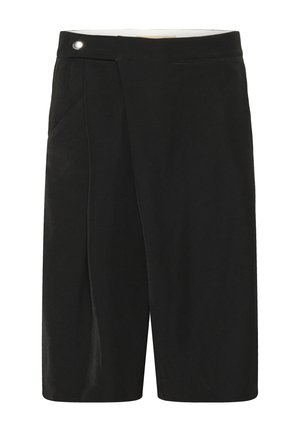 Čierne šortky dĺžky po kolená s prekladaným dizajnom a strieborným gombíkom na páse, s bočným vreckom na ľavej strane.