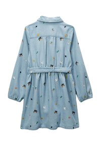 Robe bleu clair à manches longues avec col et ceinture, décorée de cerises colorées brodées, de cœurs, de colombes, de soleils et d'arcs-en-ciel "LIBRE".