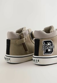 Beige hoge schoenen met een textuurdesign, voorzien van een zijrits, geborduurd "B" logo en een witte rubberen zool.