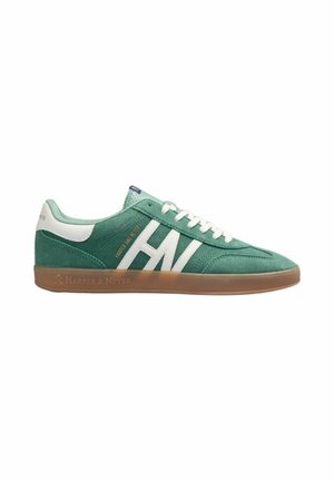 Zielony zamszowy sneaker z białymi sznurówkami, białym logo "HN" po boku oraz beżową gumową podeszwą, oznakowanie Harper & Neyer po boku i na języku z tyłu.