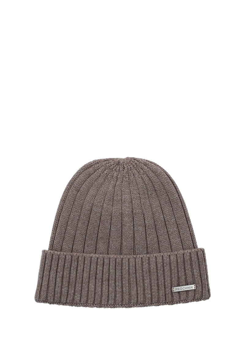 Brązowa, prążkowana czapka beanie z podwiniętym mankietem i małą metką z logo. Wykonana z miękkiego, ciepłego materiału, odpowiedniego na zimne dni.