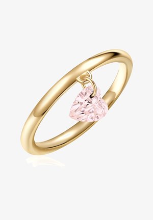 Bague en or avec un bandeau lisse ornée d'un pendentif en cristal rose en forme de cœur, mettant en valeur des facettes pour un éclat étincelant.