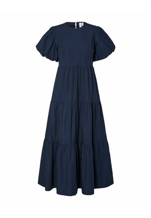 Marineblauwe maxi-jurk met gelaagde rok en korte pofmouwen, met een ronde halslijn en knoopsluiting aan de achterkant.