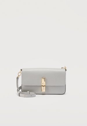 Bolso bandolera rectangular de cuero gris claro con cierre dorado y correa ajustable sobre fondo blanco liso.
